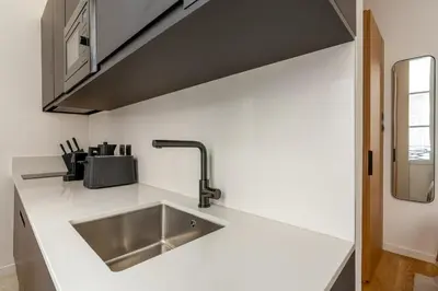 Cuisine ou kitchenette dans l'établissement Luxurious and quiet studio - Opéra - Air conditioning
