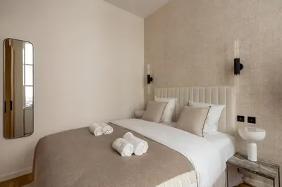 Un ou plusieurs lits dans un hébergement de l'établissement Luxurious and quiet studio - Opéra - Air conditioning