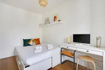 Un ou plusieurs lits dans un hébergement de l'établissement Canal St Martin Lovely Room