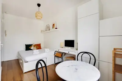 Un ou plusieurs lits dans un hébergement de l'établissement Canal St Martin Lovely Room