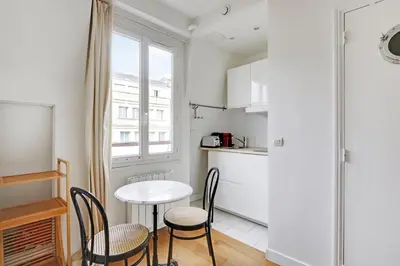 Cuisine ou kitchenette dans l'établissement Canal St Martin Lovely Room
