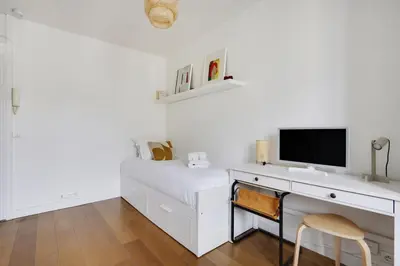 Télévision ou salle de divertissement dans l'établissement Canal St Martin Lovely Room