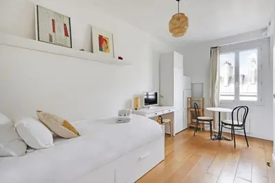 Un ou plusieurs lits dans un hébergement de l'établissement Canal St Martin Lovely Room