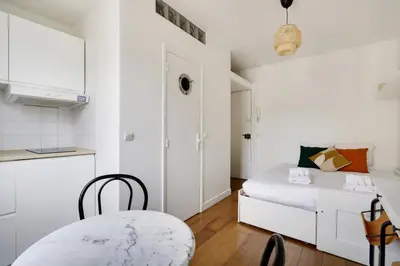 Un ou plusieurs lits dans un hébergement de l'établissement Canal St Martin Lovely Room