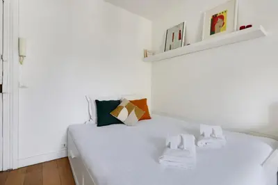 Un ou plusieurs lits dans un hébergement de l'établissement Canal St Martin Lovely Room