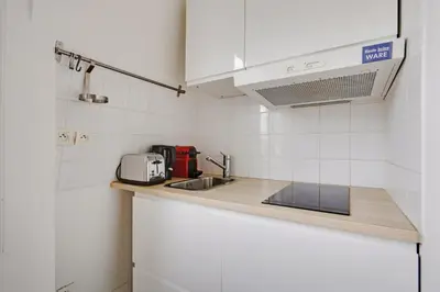 Cuisine ou kitchenette dans l'établissement Canal St Martin Lovely Room