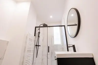 Salle de bains dans l'établissement 1 Chambre Main d'or