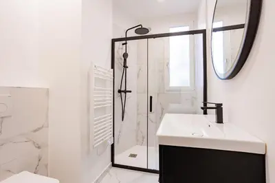 Salle de bains dans l'établissement 1 Chambre Main d'or