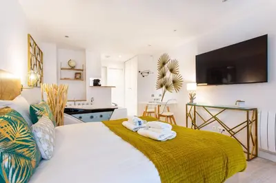 Un ou plusieurs lits dans un hébergement de l'établissement Love room - 2P with Jacuzzi