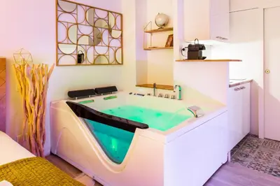 Plan de l'établissement Love room - 2P with Jacuzzi
