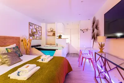 Télévision ou salle de divertissement dans l'établissement Love room - 2P with Jacuzzi