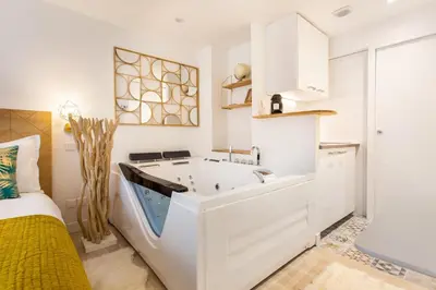 Un ou plusieurs lits dans un hébergement de l'établissement Love room - 2P with Jacuzzi