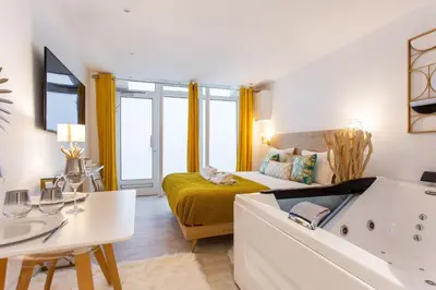 Télévision ou salle de divertissement dans l'établissement Love room - 2P with Jacuzzi