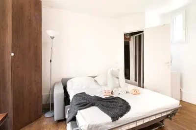 Un ou plusieurs lits dans un hébergement de l'établissement Cocon cosy au cœur de Paris 1BDR