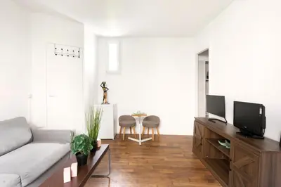 Télévision ou salle de divertissement dans l'établissement Cocon cosy au cœur de Paris 1BDR