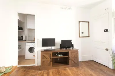 Télévision ou salle de divertissement dans l'établissement Cocon cosy au cœur de Paris 1BDR