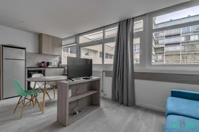 Cuisine ou kitchenette dans l'établissement Appartement pour 4 - Parc Expo P de Versailles