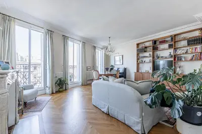 Télévision ou salle de divertissement dans l'établissement Luxury Apartment-Faubourg Saint Honore close to Arc de Triomphe & Parc Monceau