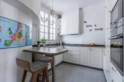 Cuisine ou kitchenette dans l'établissement Luxury Apartment-Faubourg Saint Honore close to Arc de Triomphe & Parc Monceau