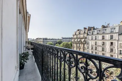 Balcon ou terrasse dans l'établissement Luxury Apartment-Faubourg Saint Honore close to Arc de Triomphe & Parc Monceau