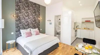 Un ou plusieurs lits dans un hébergement de l'établissement Stylish Apartment in Belleville - Where Artists Live