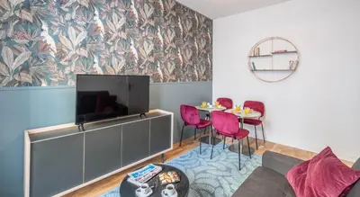 Télévision ou salle de divertissement dans l'établissement Stylish Apartment in Belleville - Where Artists Live