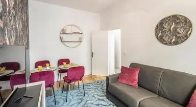 Coin salon dans l'établissement Stylish Apartment in Belleville - Where Artists Live