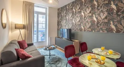 Coin salon dans l'établissement Stylish Apartment in Belleville - Where Artists Live