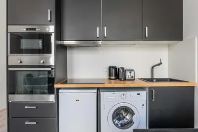 Cuisine ou kitchenette dans l'établissement Stylish Apartment in Belleville - Where Artists Live