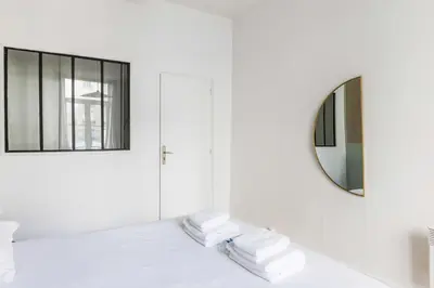 Un ou plusieurs lits dans un hébergement de l'établissement Stylish Apartment in Belleville - Where Artists Live