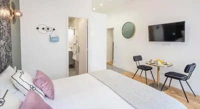 Télévision ou salle de divertissement dans l'établissement Stylish Apartment in Belleville - Where Artists Live