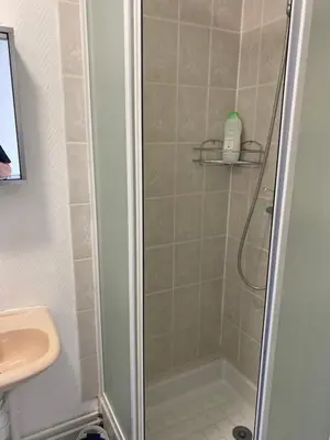 Salle de bains dans l'établissement Petit logement bien placé
