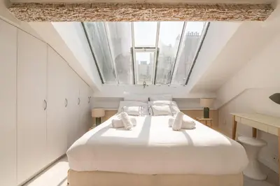 Un ou plusieurs lits dans un hébergement de l'établissement Bright and Chic Duplex with AC, Heart of Paris 9th