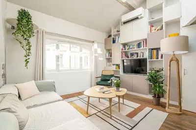 Télévision ou salle de divertissement dans l'établissement Bright and Chic Duplex with AC, Heart of Paris 9th