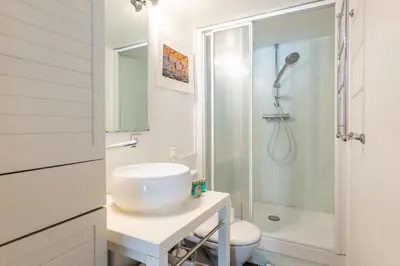 Salle de bains dans l'établissement Bright and Chic Duplex with AC, Heart of Paris 9th