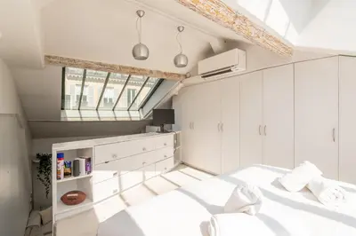 Cuisine ou kitchenette dans l'établissement Bright and Chic Duplex with AC, Heart of Paris 9th