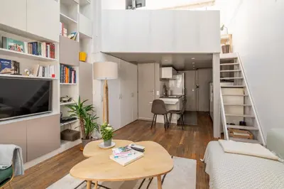 Cuisine ou kitchenette dans l'établissement Bright and Chic Duplex with AC, Heart of Paris 9th