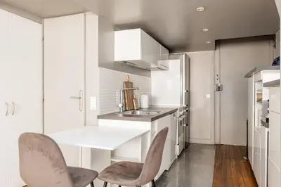 Cuisine ou kitchenette dans l'établissement Bright and Chic Duplex with AC, Heart of Paris 9th