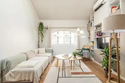 Coin salon dans l'établissement Bright and Chic Duplex with AC, Heart of Paris 9th