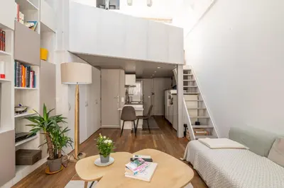 Cuisine ou kitchenette dans l'établissement Bright and Chic Duplex with AC, Heart of Paris 9th