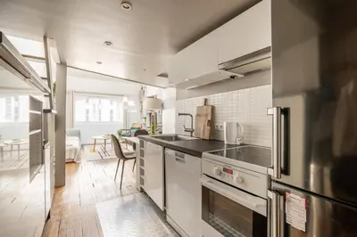 Cuisine ou kitchenette dans l'établissement Bright and Chic Duplex with AC, Heart of Paris 9th
