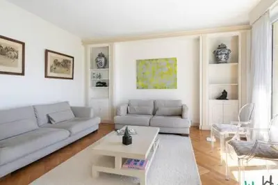 Coin salon dans l'établissement Lovely apartment with views of Eiffel Tower