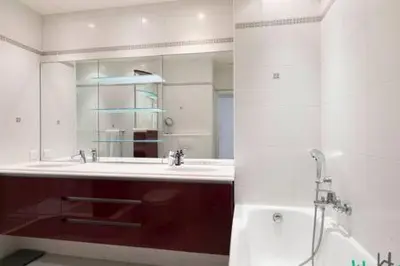 Salle de bains dans l'établissement Lovely apartment with views of Eiffel Tower