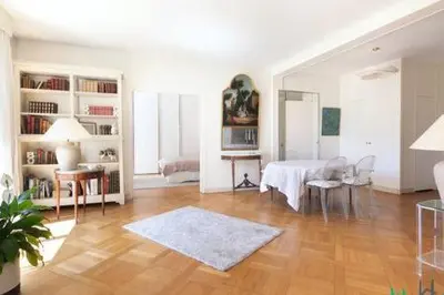 Coin salon dans l'établissement Lovely apartment with views of Eiffel Tower