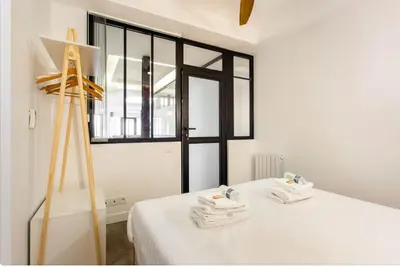 Un ou plusieurs lits dans un hébergement de l'établissement Comfortable apartment 4BR 10P Bastille Voltaire