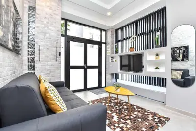 Télévision ou salle de divertissement dans l'établissement Superb apartment 3BR 8P - Nation