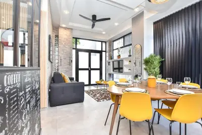 Coin salon dans l'établissement Superb apartment 3BR 8P - Nation