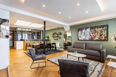 Coin salon dans l'établissement Superbe appartement 3BR 8P - Bastille Voltaire