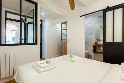 Un ou plusieurs lits dans un hébergement de l'établissement Superbe appartement 3BR 8P - Bastille Voltaire