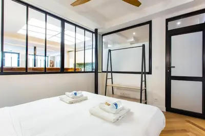 Un ou plusieurs lits dans un hébergement de l'établissement Superbe appartement 3BR 8P - Bastille Voltaire